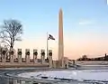 Mirando al este del monumento durante el invierno