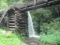 El agua que fluye del canal