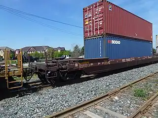 Un vagón pozo de 53 pies también equipado con un acoplamiento de quinta rueda en cada extremo para permitir el transporte de semirremolques.