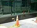Una ventana y un panel de la fachada del Wells Fargo Center rotos después de un choque (2011)