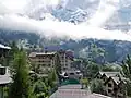 Wengen en la niebla veraniega