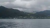 Vista del pueblo Weyregg am Attersee desde Attersee am Attersee