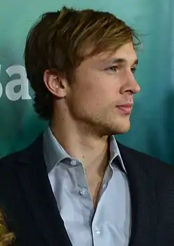 William Moseley apartando la mirada de la cámara