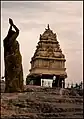 Mujer rezando frente a la Torre Kempegowda