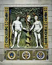 La serpiente de esta obra, del Taller de Giovanni della Robbia, tiene un rostro de mujer que recuerda al de Eva.