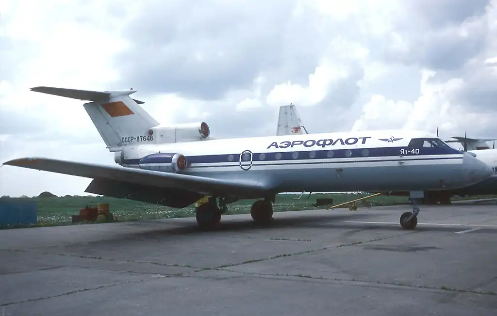 Yakovlev_Yak-40,_Aeroflot_AN1083660