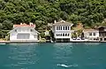 Yalıs de Ali Mazhar Bey (izquierda) y Ethem Pertev Bey (centro).