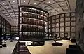 Panorámica del entrepiso de Beinecke  (Las líneas curvas son resultados de la fotografía con gran angular)