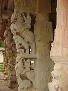 Pilares yali en el templo Ranganatha, Rangasthala, distrito de Chitradurga, Karnataka