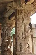 Pilares  yali  en el templo Ranganatha, en Neerthadi,  distrito de Chitradurga, Karnataka