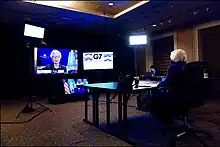 Foto de Janet Yellen frente a una pantalla y una cámara, participando a un foro virtual de los ministros de finanzas del G7