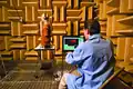 Pruebas de producto auriculares en una cámara anecoica