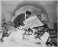 Samuel Blinder examina uno de los cientos de rollos de la Torá expoliados de sinagogas europeas durante la Shoá, Berlín, 1945.