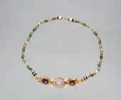Collar; circa 200 AC; oro, piedra de luna, granate, esmeralda, cornalina, perla barroca y ágata; dimensión: 39.4 cm; Cleveland Museum of Art (Cleveland, Estados Unidos)