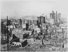 El Merchants Exchange Building (en el centro, con una bandera) tras el terremoto de 1906