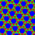 Una de las 8 teselaciones semi-regulares (ignorando los colores: p6). Los vectores de traslación se giran un poco hacia la derecha en comparación con las direcciones en la red hexagonal subyacente de la imagen