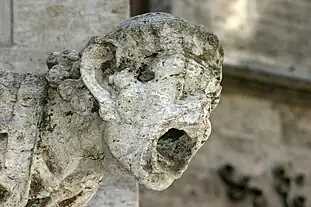 Gárgola atacada por lluvia ácida