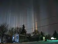 Pilares de luz en una noche invernal en Laramie, Wyoming.