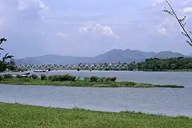 Puente Trang Tien sobre el río Perfume en Huế (Vietnam).