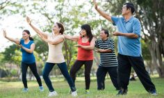 Los ejercicios con movimientos suaves, como los de tai chi o yoga, pueden ayudar a aliviar el dolor relacionado con la fibromialgia. 