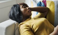 El cansancio extremo, los dolores de cabeza y las migrañas son algunos ejemplos de los síntomas de fibromialgia. 