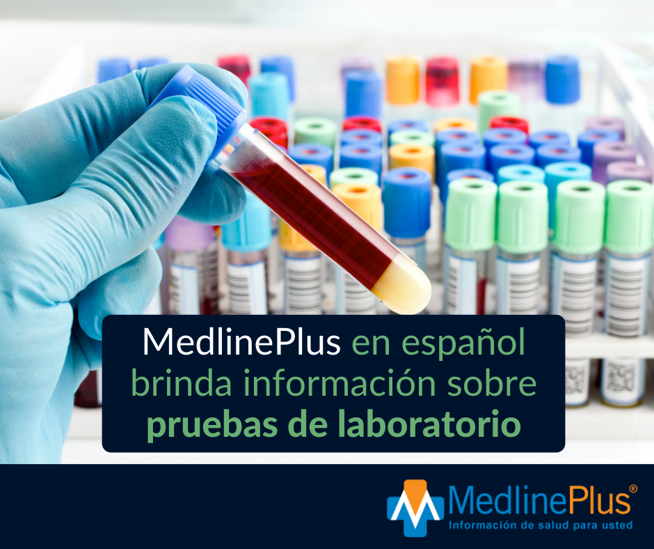Mano enguantada sosteniendo un tubo lleno de sangre. Tubos adicionales en el fondo. Logo de MedlinePlus.