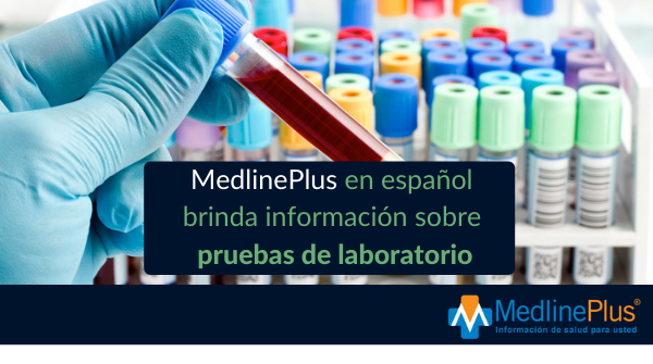 Mano enguantada sosteniendo un tubo lleno de sangre. Tubos adicionales en el fondo. Logo de MedlinePlus.