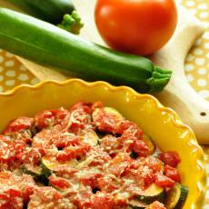 Calabacín al horno con salsa de tomate