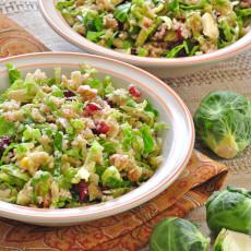 Ensalada de coles de Bruselas, arándanos rojos y trigo bulgur