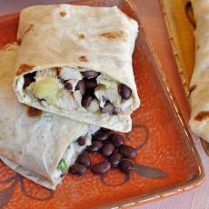 Burritos de pollo y salsa de frijoles negros