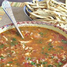 Sopa de pollo con tortilla