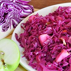 Repollo morado con manzanas