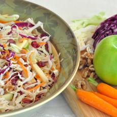 Ensalada de repollo con frutas y nueces