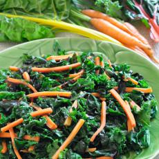 Hojas verdes con zanahorias