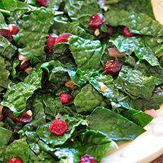 Sofrito de col rizada y arándanos rojos