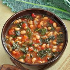 Sopa de col rizada y frijoles blancos