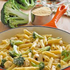 Un sartén de pollo Alfredo