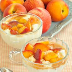 Yogur con duraznos caramelizados