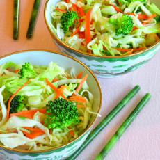 Ensalada de repollo y ramen