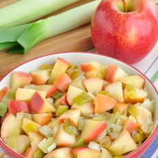 Puerros y manzanas salteados