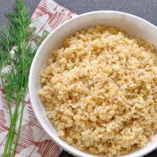 Trigo bulgur en la estufa
