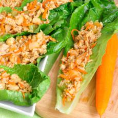 Envuelto de pavo, jengibre y arroz con lechuga