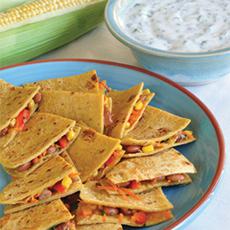 Quesadillas vegetarianas con salsa de yogur y cilantro